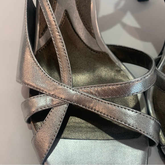NATURALIZER metallic silver strappy sandals are the comfort line size 11 - Picture 6 of 16